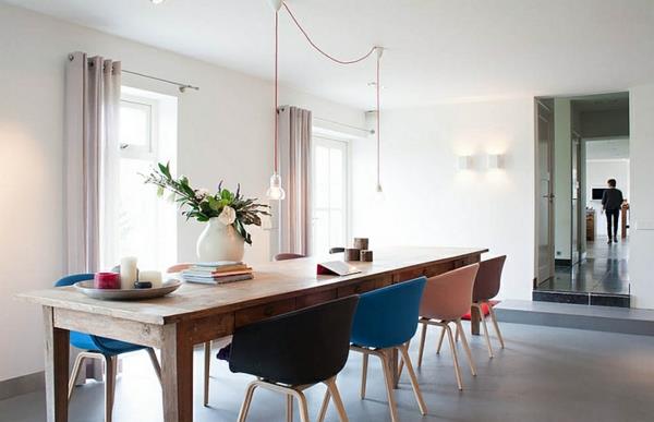 minimalistinen moderni ruokasali huonekalut puinen pöytä värikkäitä tuoleja