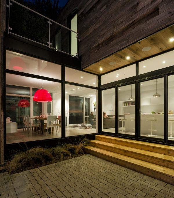 minimalistinen asuinpaikka sisäänkäynti avoin lattiasta kattoon ulottuva ikkunalasiovi