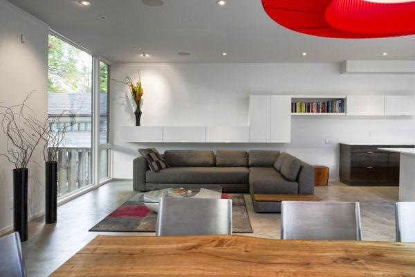 minimalistinen asuinpaikka massiivinen ruokapöytä karkeasta puusta työharmaa sohva