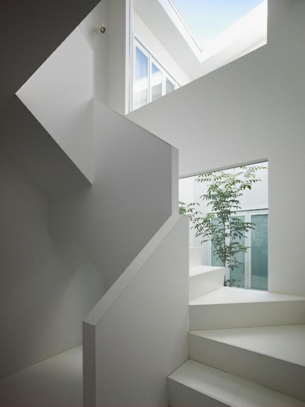 minimalistiset portaat, jotka on maalattu valkoiseksi