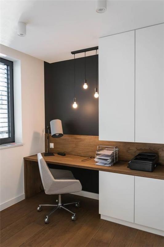 minimalistinen kotitoimiston päivänvalo, mutta myös keinovalaistus riippuvalaisimet yksinkertaiset toimistokalusteet