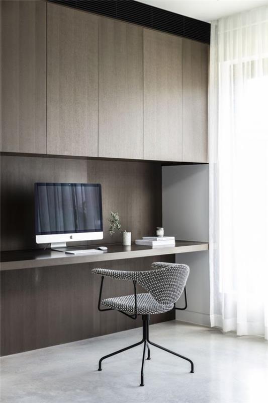 minimalistinen kotitoimisto houkutteleva huoneilmapiiri harmaa hallitsee suurta metallista valmistettua PC -työtuolia
