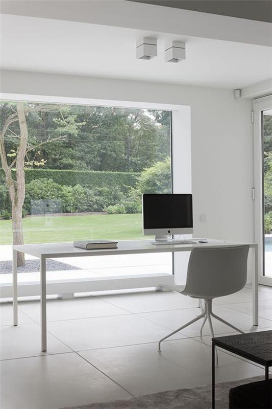 minimalistinen kotitoimisto tyylikäs toimistokalusteet vaaleat värit iso lasiovi näkymä puutarhaan