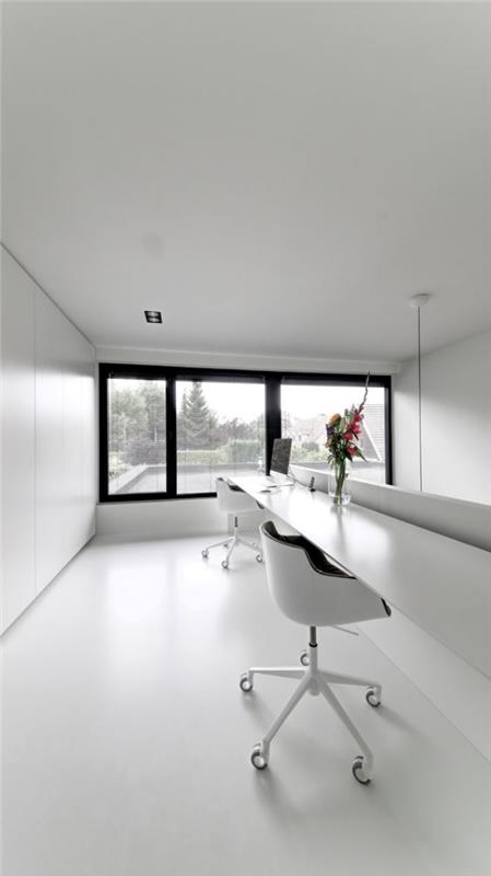 minimalistinen kotitoimisto tilava kotitoimistotila kahdelle henkilölle valkoinen hallitsee paljon valoa