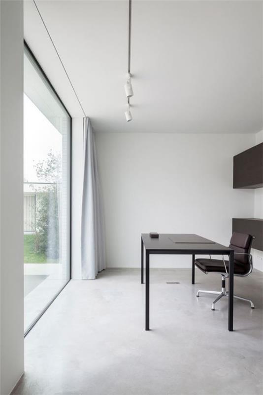 minimalistinen kotitoimisto kirkas valkoinen tunnelma paljon päivänvaloa ranskalainen ovi tyylikäs musta toimistokalusteet