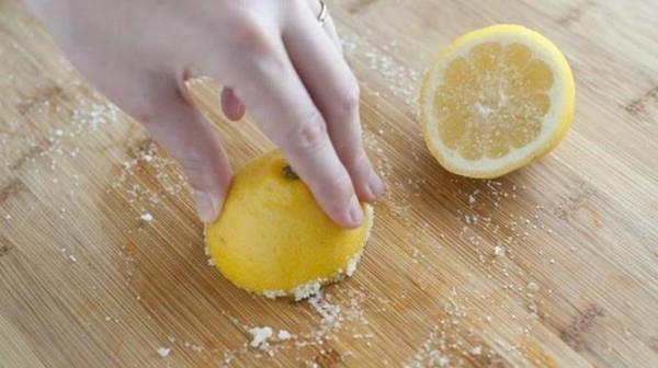 puhdista leikkuulauta sitruunalla