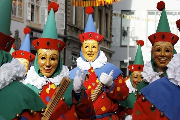 ideoita keskiaikaiseen tyyliin karnevaaliasuihin