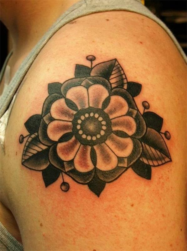 tatuointi olkavarren ideoita kukka musta ja harmaa