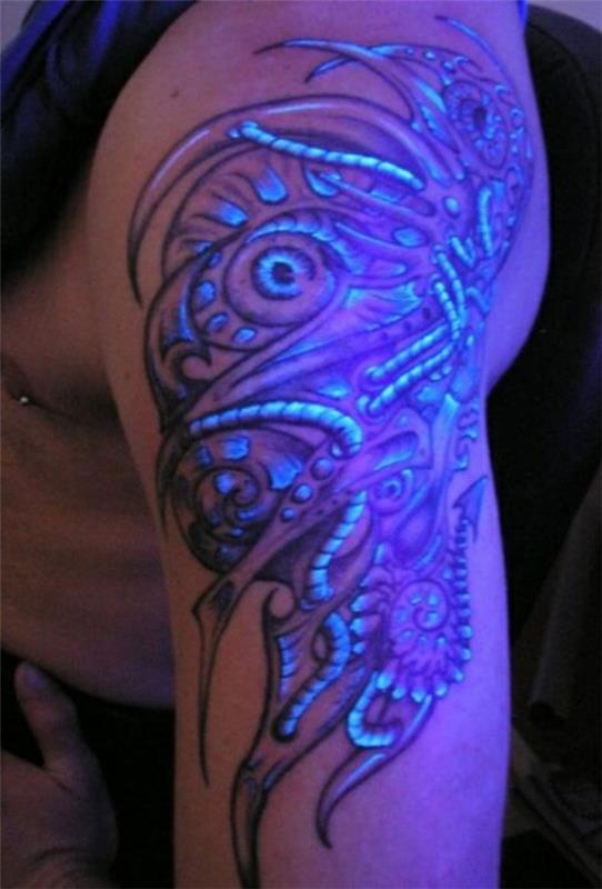 UV -tatuoinnit musta valo tatuointi olkavarsi