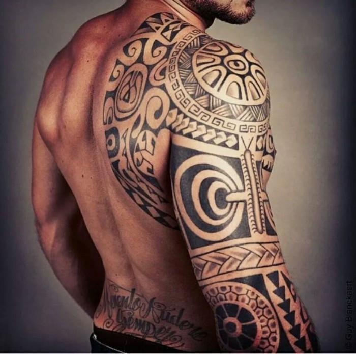 uros maori tatuointi olkapää