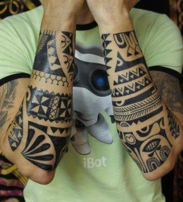 moderni kyynärvarren tatuointi polynesialainen