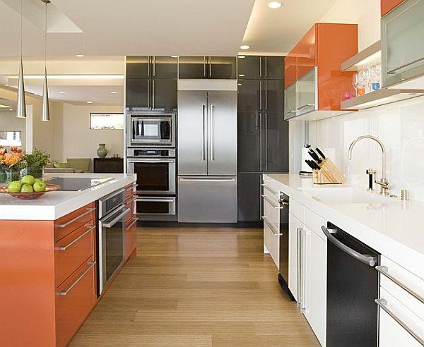 moderni värikäs keittiökaappi oranssi värit valkoinen musta