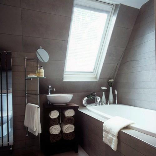moderni kattoikkuna kylpyhuone ullakolla kylpypyyhkeet