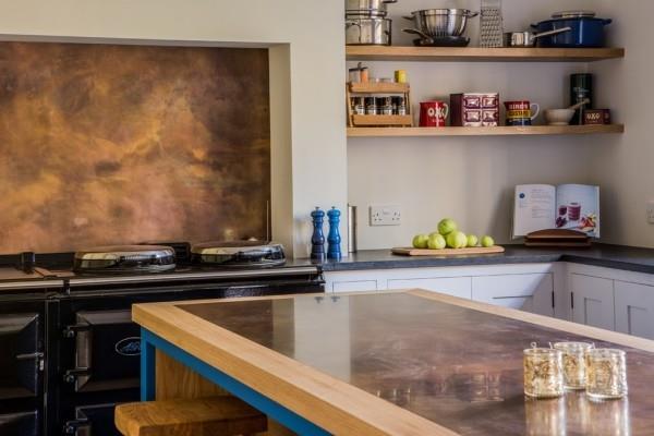 moderni sisustus eläviä ideoita keittiö patina vaikutus keittiö takaseinä