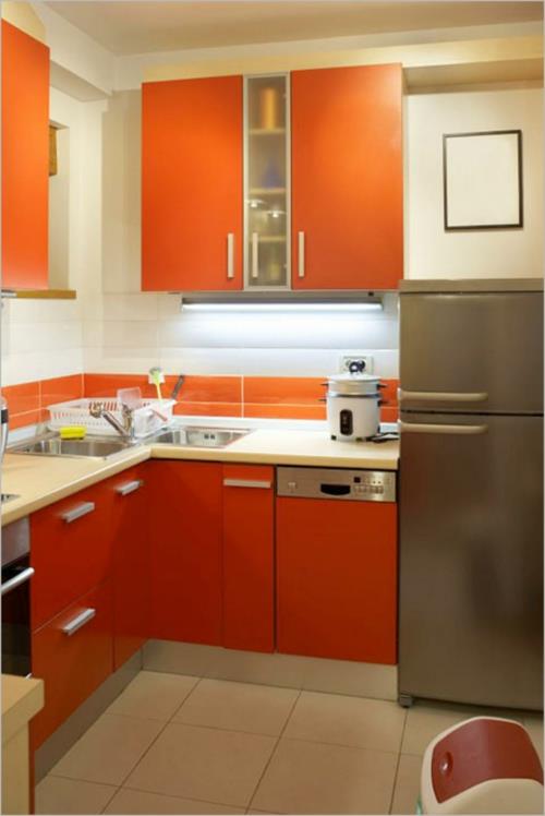 kompakti keittiö suunnittelee oranssit pinnat kompakteiksi