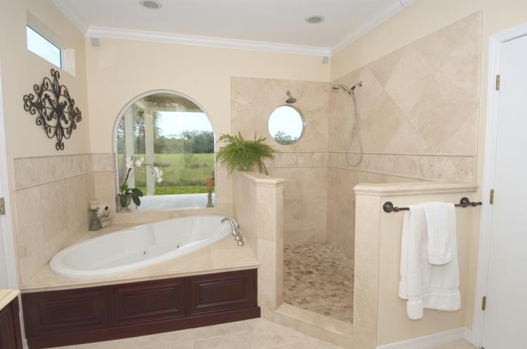 moderni kylpyhuone sisustus suihku kylpyamme kylpyhuone laatat travertiinilaatat