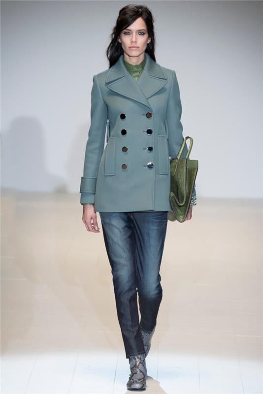 moderni naisten takki nykyinen trendi värit siniset sävyt napit