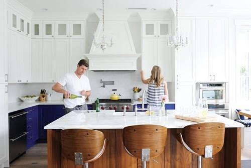 moderni keittiö valkoinen tummansininen kaunis muotoilu