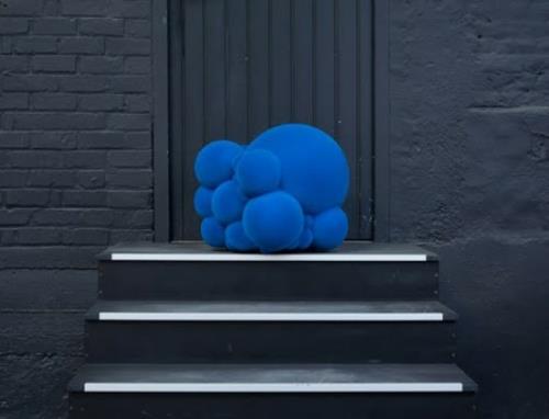 moderni huonekalumallisto sininen verhoiltu tuoli sininen jakkara