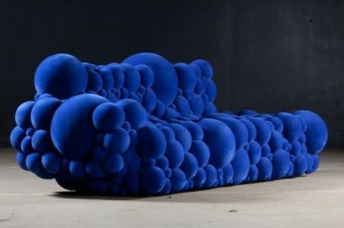 Huonekalumalliston sininen pitkä sohva