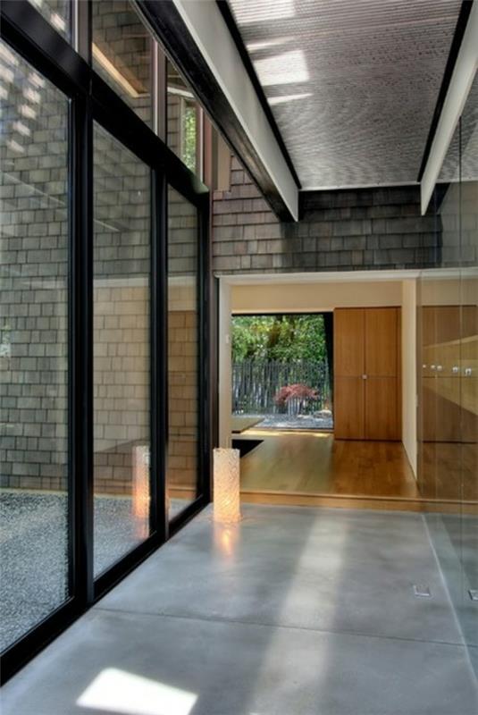 modernit arkkitehtoniset yksityiskohdat lattiasta kattoon ulottuvat ikkunat käytävällä