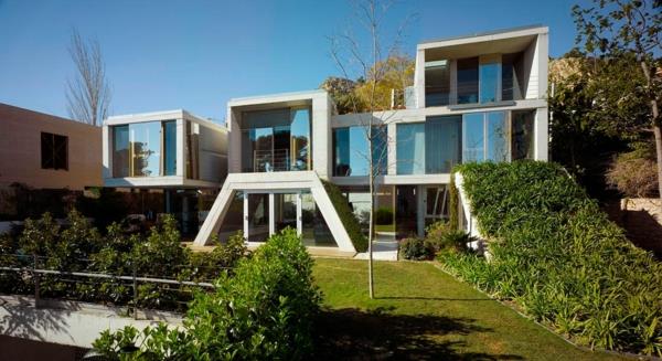 moderni arkkitehtuuri julkisivusuunnittelu yhden perheen talo nurmikko puutarhakasvit kestävä rakentaminen