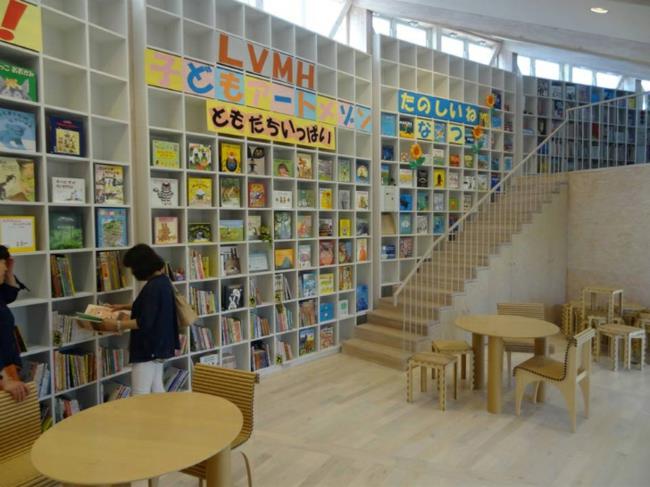 moderni arkkitehtuuri fukushiman lastenkeskuksen kirjasto hyväntekeväisyys