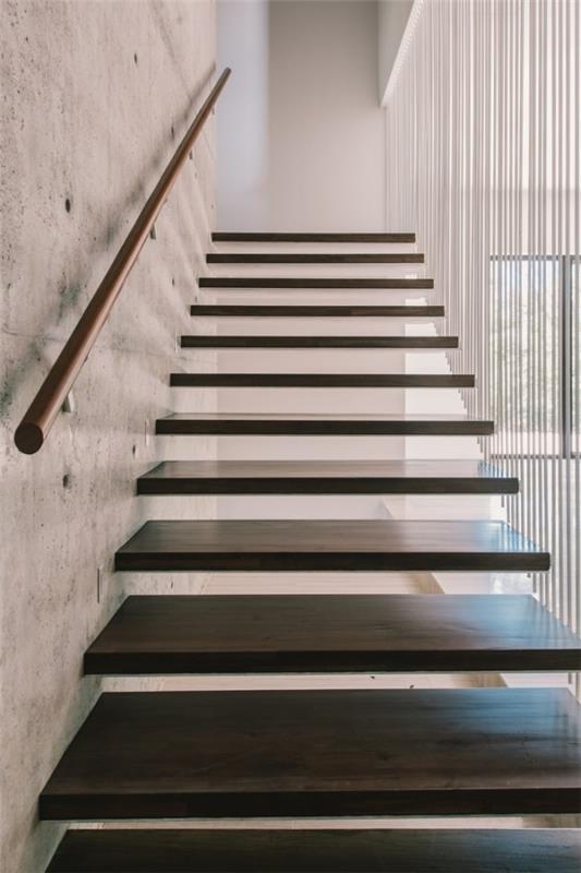 moderni arkkitehtuuri astuu portaissa