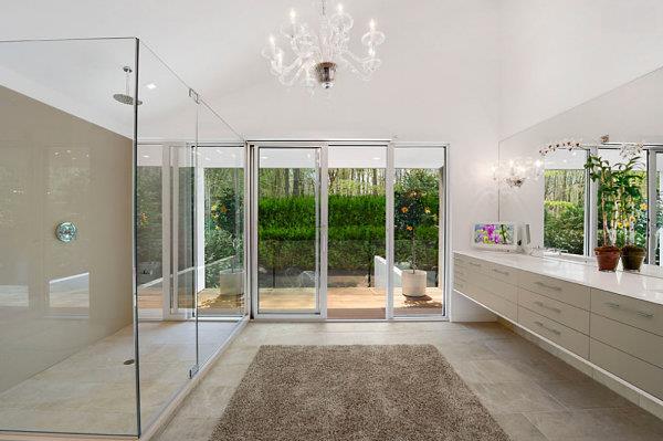 modernit kylpyhuoneen lattialaatat lasiseinät sisustusideoita
