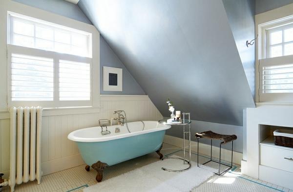 moderni kylpyhuone perustaa vapaasti seisova kylpyamme sininen sivupöytä