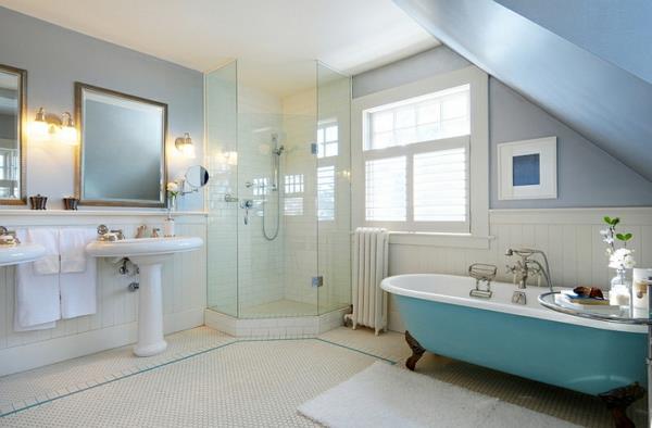 moderni kylpyhuone, jossa on vapaasti seisova kylpyamme sininen pesuallas