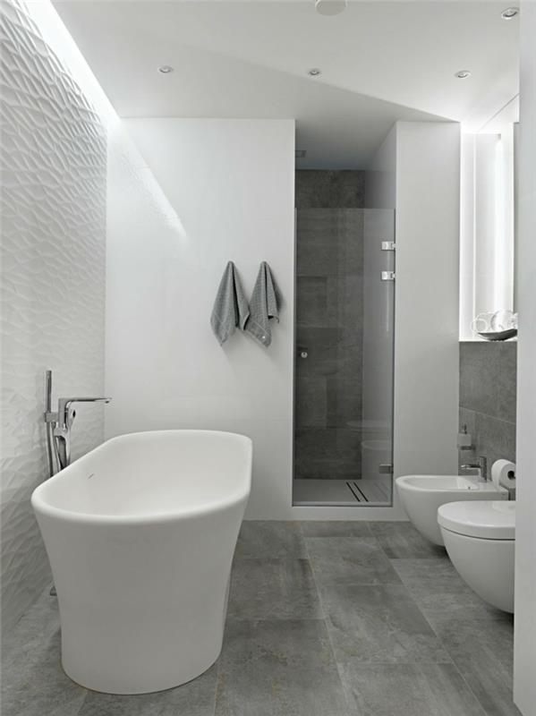moderni kylpyhuone vapaasti seisova kylpyamme lattialaatat betoni näyttää suihkukaapilta