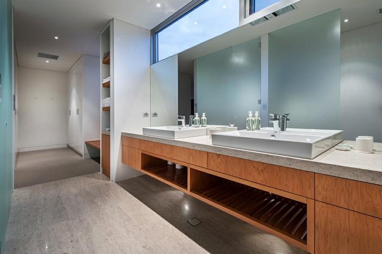 moderni kylpyhuone marmoripuusta betonilaatasta