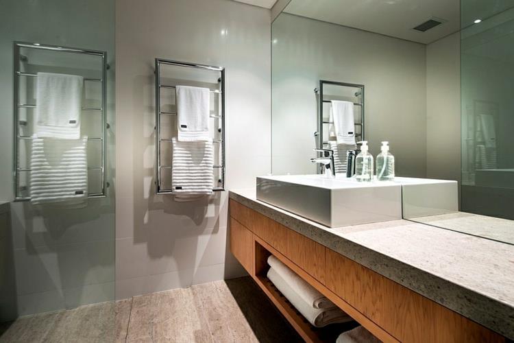 moderni kylpyhuone marmoripuu pyyhekuivain pesuallas puiset pohjakaapit
