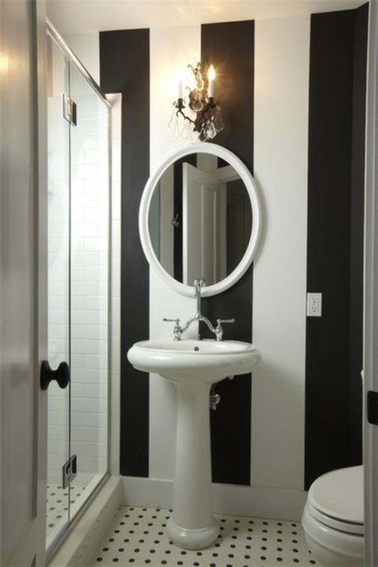 moderni kylpyhuone musta valkoinen seinämaaliraidan kuvio
