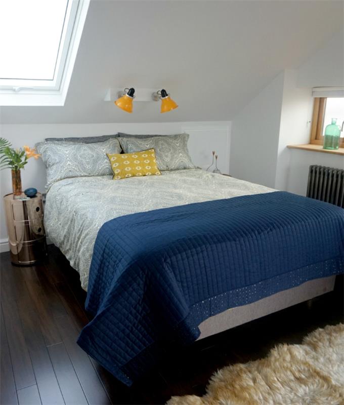 modernit lattiapäällysteet makuuhuone sininen aksentti viisto katto