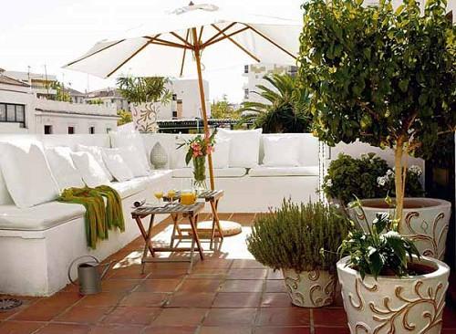 moderni kattoterassi design lounge valkoinen kasvi päivänvarjo