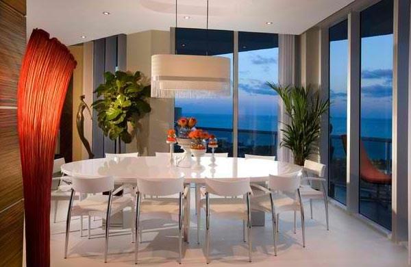 moderni ruokasali ruokapöytä ja tuolit täysin valkoinen kattokruunu