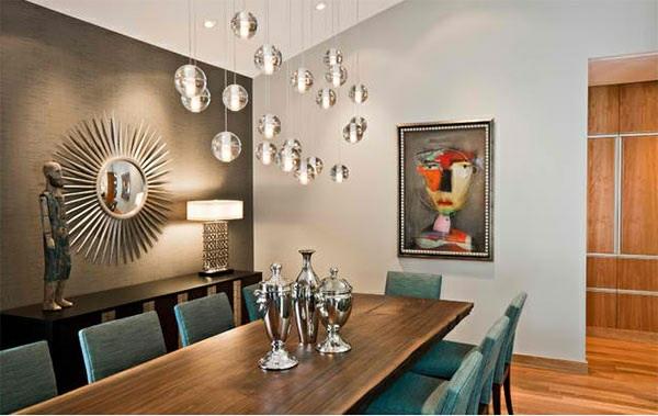 moderni ruokasali puinen ruokapöytä ja verhoillut tuolit seinän muotoiset riippuvalaisimet