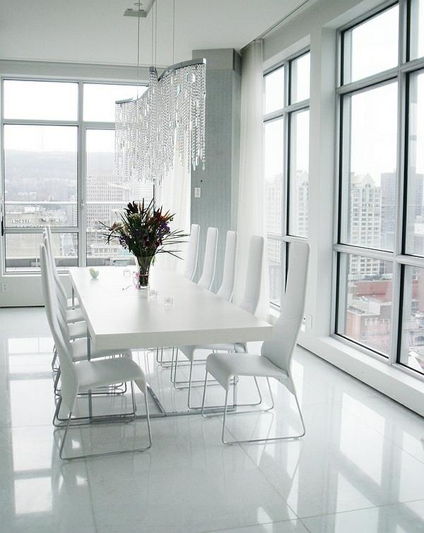moderni ruokasali täysin valkoisella laattalattialla minimalistinen