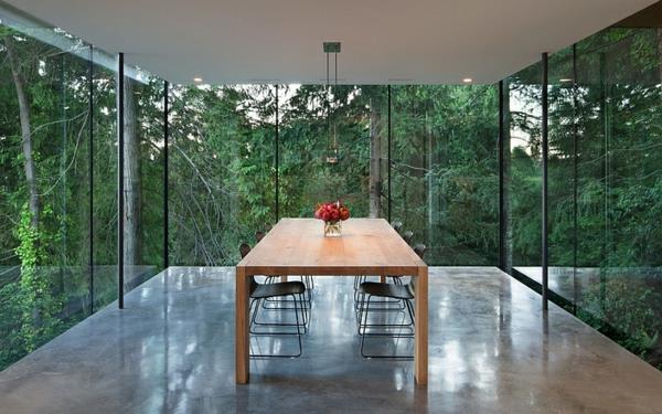 moderni ruokasali huonekalut puiset pöytätuolit lasiseinät minimalistinen