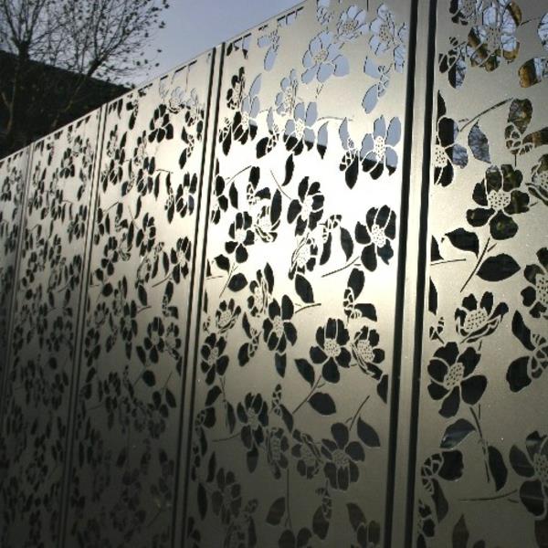 modernit puutarha -aidat, jotka on valmistettu metallikukista