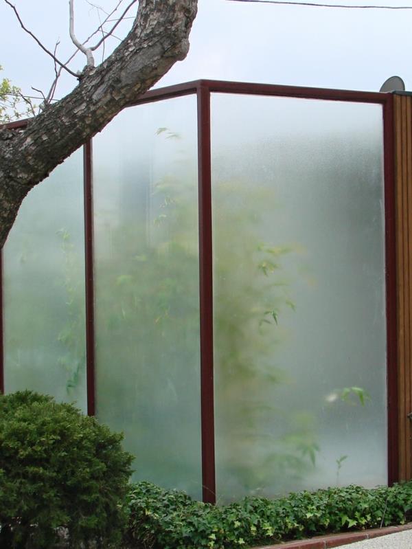 modernit plexiglass -puusta valmistetut puutarha -aidat