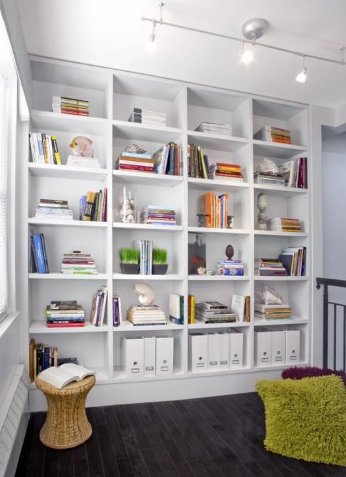 moderni kotikirjasto suunnittelee rottinkijakkaran seinähyllyt valkoinen väri