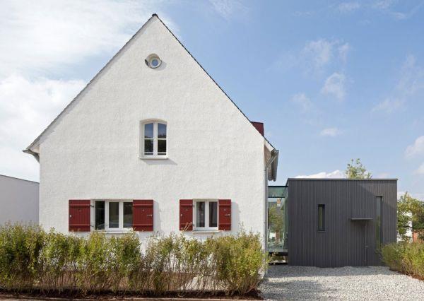 moderni talon laajennus valkoinen kolmion muotoinen kattojulkisivu