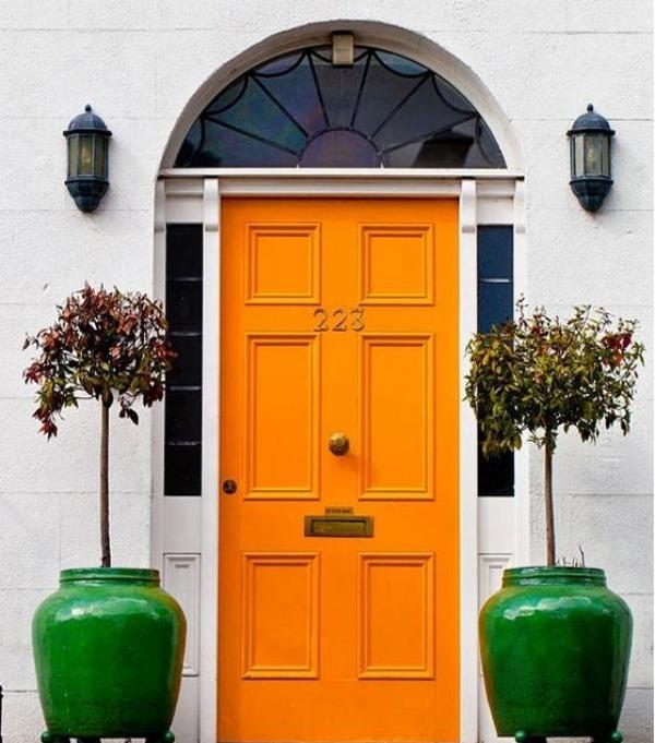modernit talon ovet keltaisessa talonumerossa postilaatikon sisäänkäyntiovi