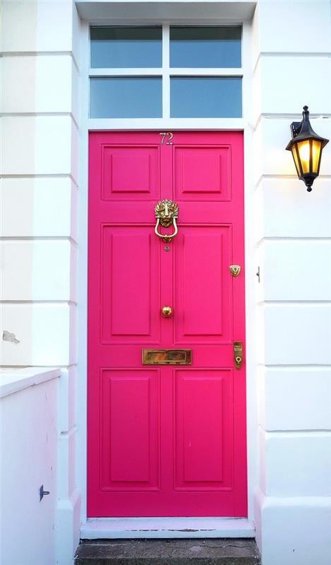 modernit etuovet vaaleanpunaisessa sisäänkäyntiovessa kultainen aksentti oven koputtaja talon lyhty