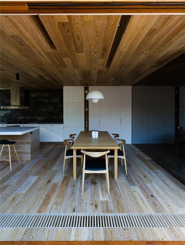 Moderni sisustus puurakeista, puulattia, puukatto, ruokapöytä ja tuolit