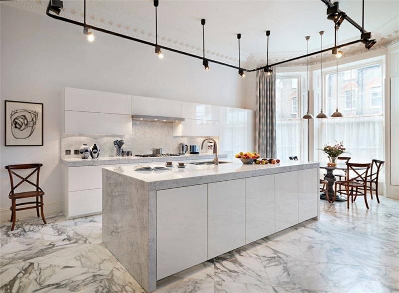 Kalusta moderni keittiö, jossa on marmorinen keittiösaari ja keittiön takaseinä