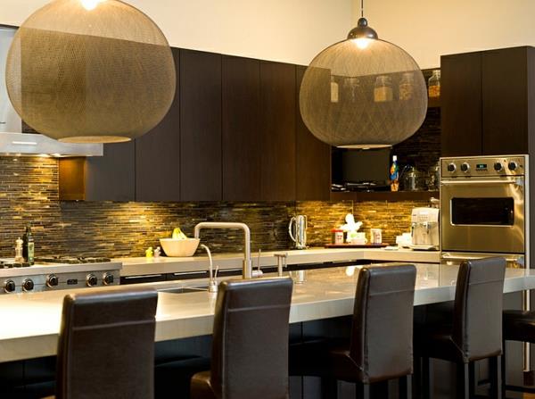 moderni keittiö läpinäkyvä valtava riippuvalaisin ruokasalissa